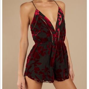Selling a never worn Tobi romper, size medium